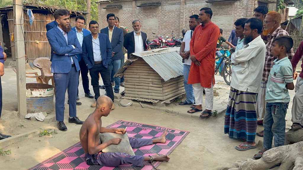 শিকলে বাঁধা কিশোর শান্ত, দেখতে গেলেন কুষ্টিয়ার ডিসি