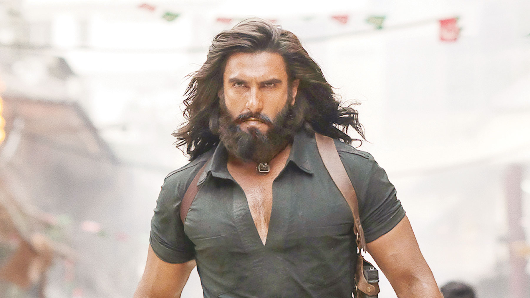 দৈর্ঘ্য কমিয়ে নেটফ্লিক্সে হঠাৎ
‘ধুরন্ধর’ সিনেমার মুক্তি