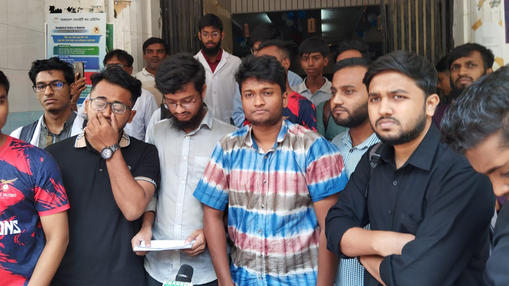 ঢামেক শিক্ষার্থীদের আলটিমেটাম, হল ছাড়েননি কেউ