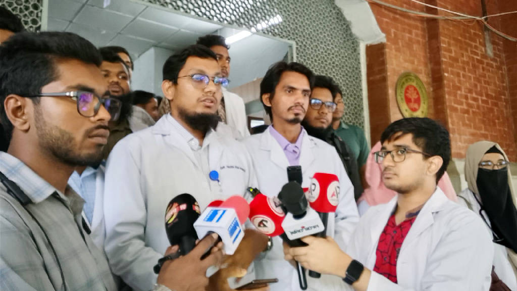 সারা দেশে কঠোর কর্মসূচির হুঁশিয়ারি ইন্টার্ন চিকিৎসকদের