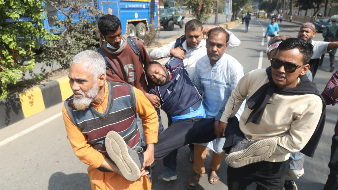 সরকারি কর্মচারীদের কর্মসূচিতে পুলিশের বাধা, আহত ৩২ জন ঢামেকে