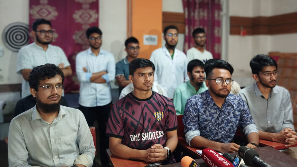 ক্লাসে না ফেরার সিদ্ধান্তে অনড় ঢামেক শিক্ষার্থীরা