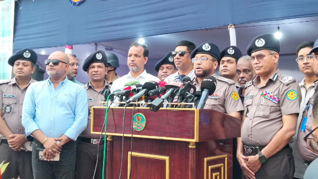 রাজধানীর পশুর হাট ও বাস টার্মিনাল ঘিরে ডিএমপির বিশেষ নিরাপত্তাব্যবস্থা