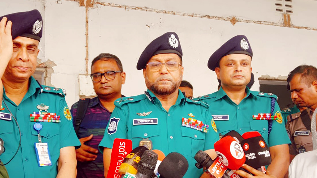 মধ্যরাতে স্বাস্থ্যকেন্দ্র ভাঙচুর: এমপির সংশ্লিষ্টতার অভিযোগ প্রসঙ্গে যা বলল ডিএমপি