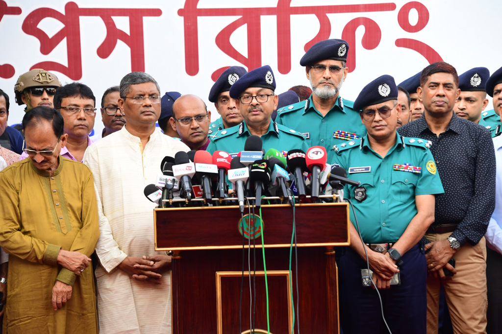 ঢাকায় অধিক ঝুঁকিপূর্ণ ৮৯ পূজামণ্ডপে বাড়তি নিরাপত্তা দেবে পুলিশ: ডিএমপি কমিশনার