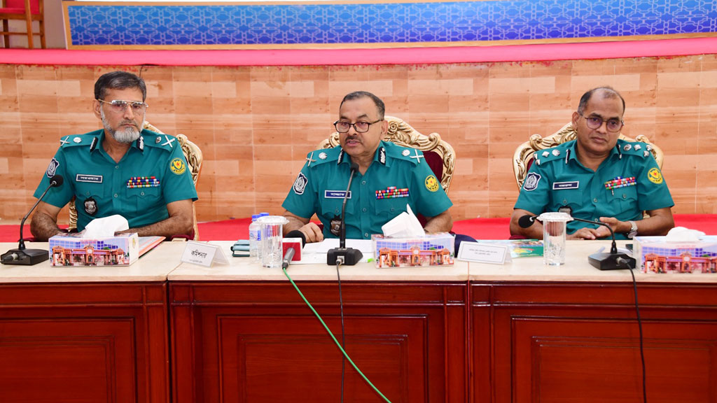 ঢাকা মেট্রোপলিটন পুলিশের মাসিক অপরাধ পর্যালোচনা সভায় বক্তব্য দেন ডিএমপি কমিশনার সাজ্জাত আলী। ছবি: আজকের পত্রিকা