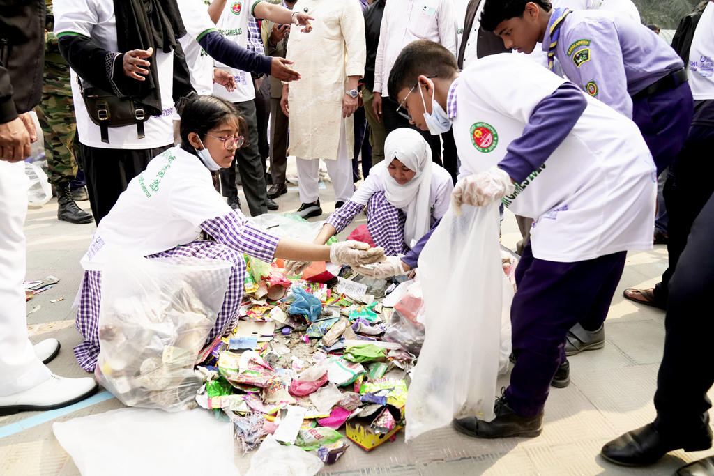 শিক্ষার্থীদের নিয়ে ডিএনসিসির ময়লা কুড়ানোর প্রতিযোগিতা