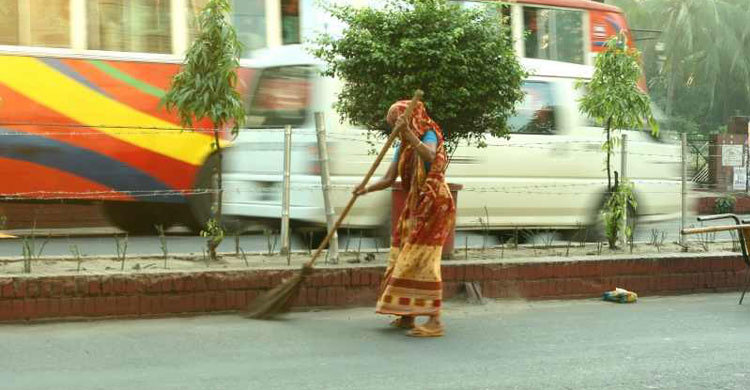 রাজধানীতে কাভার্ডভ্যান চাপায় ডিএনসিসির দুই পরিচ্ছন্নতাকর্মী নিহত
