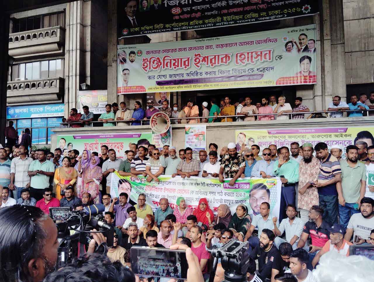 নগর ভবন আজও অবরুদ্ধ, উপদেষ্টা আসিফের পদত্যাগ দাবি