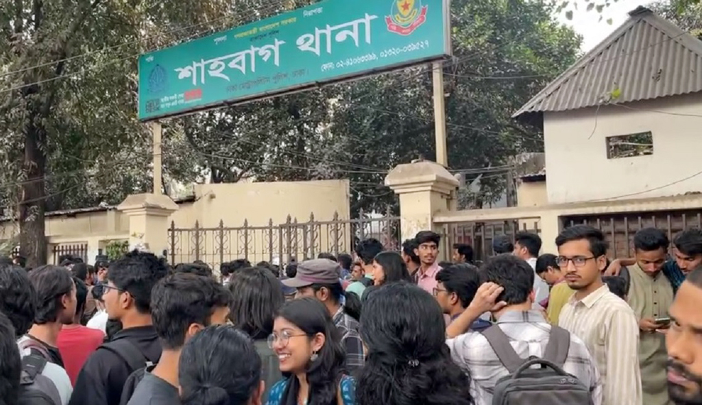 ডিসি মাসুদের বিরুদ্ধে ব্যবস্থা নিতে ঢাবি শিক্ষার্থীদের শাহবাগ থানা ঘেরাও