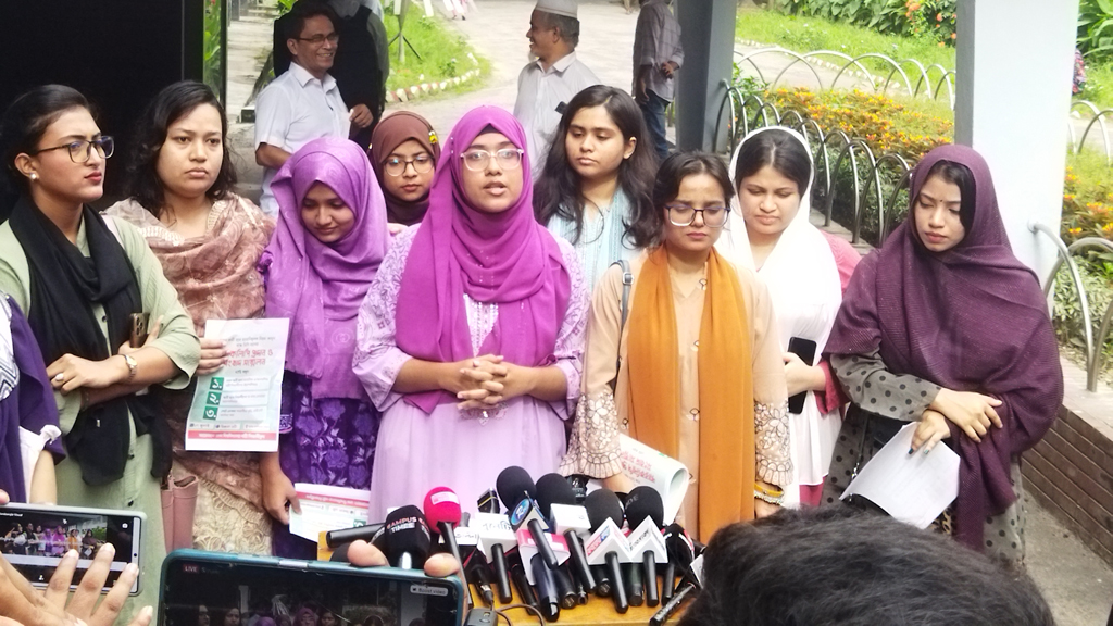 তিন দাবিতে ভিসির কাছে স্মারকলিপি দিলেন ঢাবির নারী শিক্ষার্থীরা