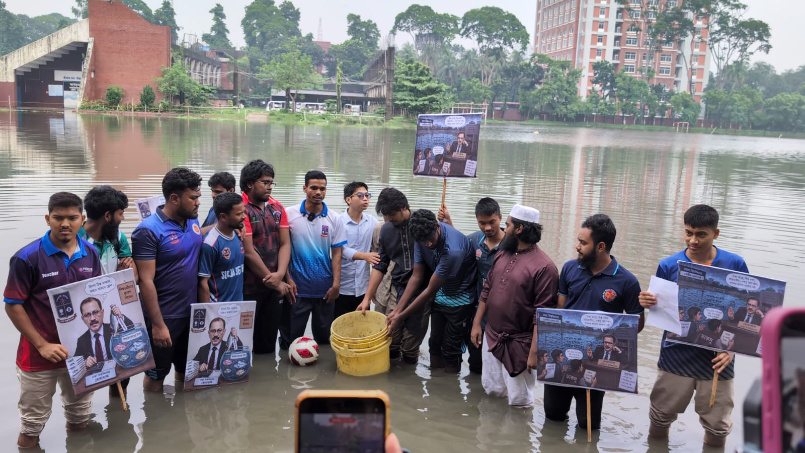 ঢাবির খেলার মাঠে কই-মাগুর মাছ ছাড়ল ডাকসু