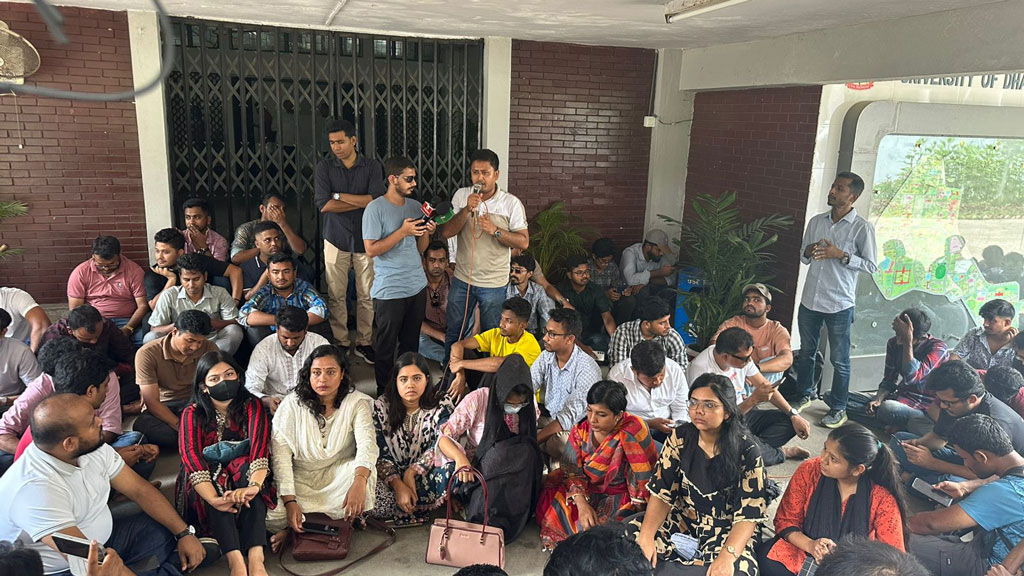 সাম্য হত্যার বিচার দাবিতে ভিসি কার্যালয়ের সামনে ঢাবি ছাত্রদলের অবস্থান