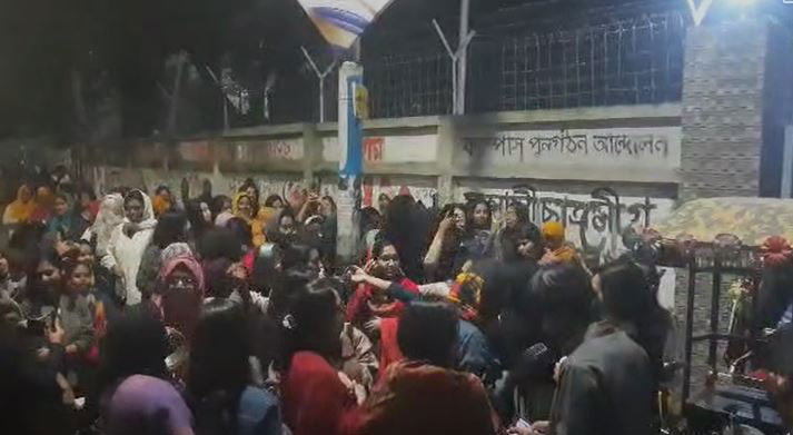 ঢাবির ভিসির বাসভবনের সামনে ‘ডিজেপার্টি’