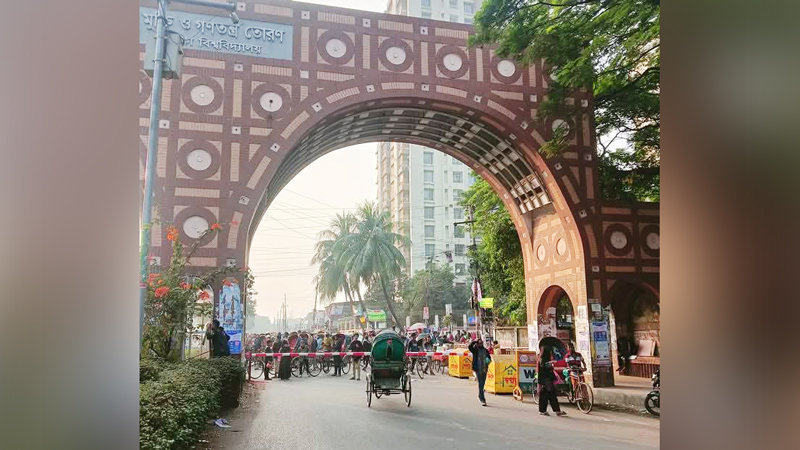 ঢাবির প্রবেশপথগুলোয় আটকানো হচ্ছে যানবাহন, মানুষের ভোগান্তি