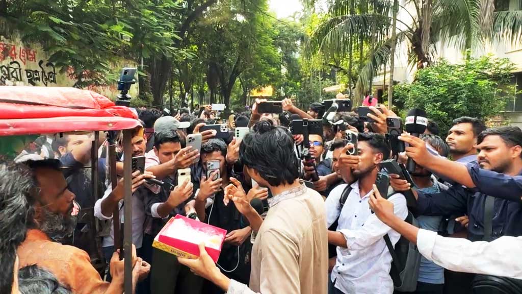 ঢাবিতে ডাকসুর দুই নেতা ও বিপ্লবী ছাত্র পরিষদের নেতা-কর্মীদের মিষ্টি বিতরণ