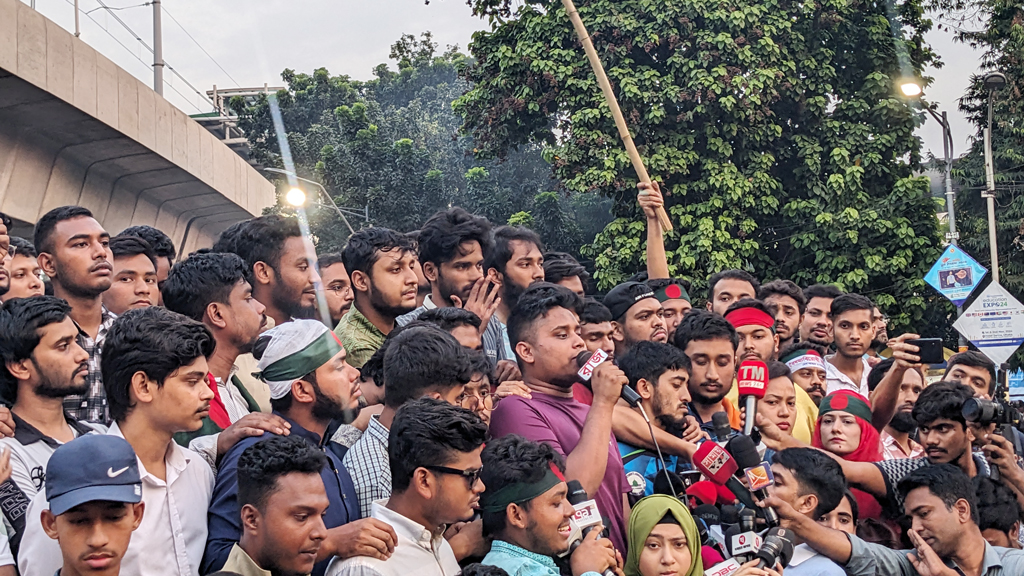 উপদেষ্টা পরিষদে ‘ফ্যাসিবাদের দোসর’, ঢাবিতে বৈষম্যবিরোধী শিক্ষার্থীদের বিক্ষোভ