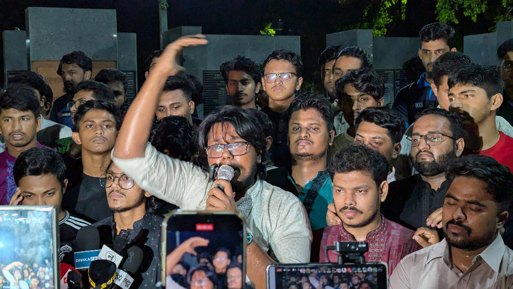 মিটফোর্ডে ব্যবসায়ীকে হত্যার প্রতিবাদে ঢাবি শিক্ষার্থীদের বিক্ষোভ মিছিল