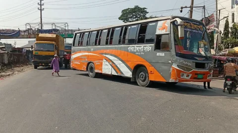 দাউদকান্দি গৌরীপুর বাসস্ট্যান্ডে বেপরোয়া পার্কিং, ঢাকা-চট্টগ্রাম মহাসড়কে তীব্র যানজট