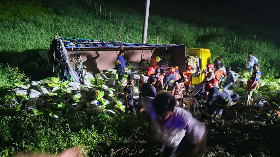 দাউদকান্দিতে চালবোঝাই ট্রাক খাদে, ধান কাটার ৭ শ্রমিক নিহত