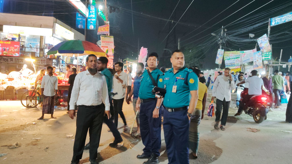 ডেমরার স্টাফ কোয়ার্টার-হাজিনগর ব্রিজে অর্ধশতাধিক অবৈধ দোকান উচ্ছেদ