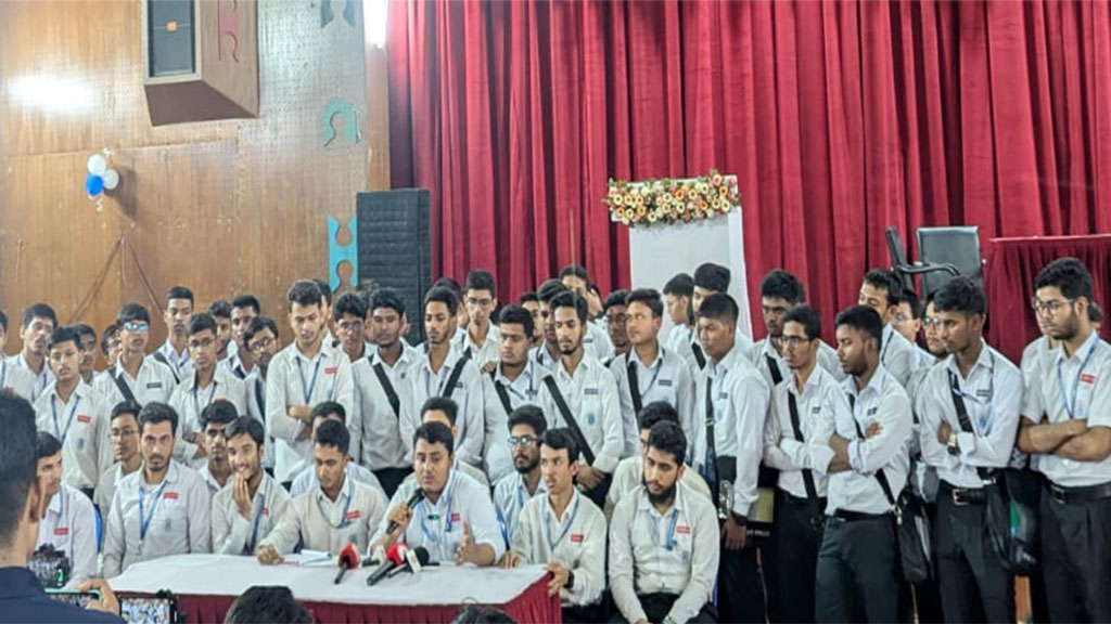 ঢাকা কেন্দ্রীয় বিশ্ববিদ্যালয়: উচ্চমাধ্যমিকের ক্ষতি হয়—এমন সিদ্ধান্ত মানবে না শিক্ষার্থীরা