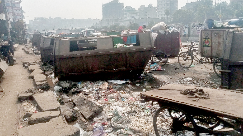 ঢাকা-মাওয়া সড়কের ওপর ময়লার ভাগাড়