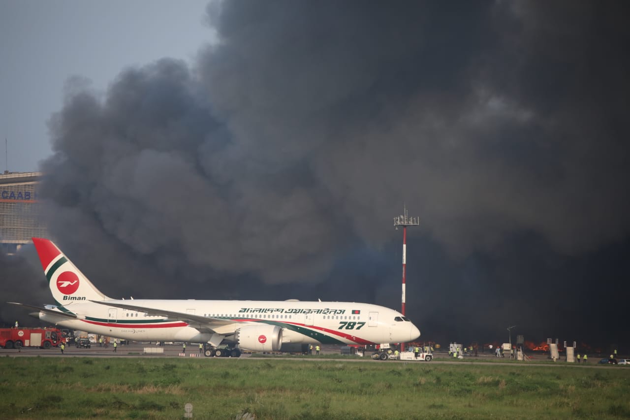 কালো ধোঁয়ার কুণ্ডলী বিমানবন্দরের আকাশে