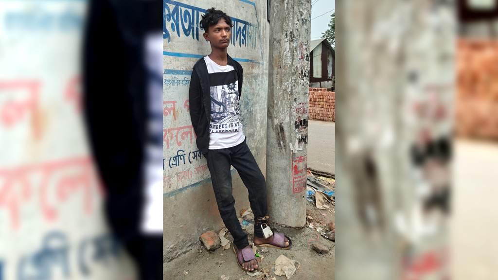 চুরির অভিযোগে বিদ্যুতের খুঁটির সঙ্গে শিকলবন্দী কিশোর