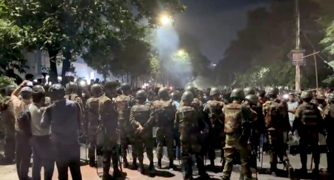 ধানমন্ডি ৩২ নম্বর ঘিরে রেখেছেন সেনাসদস্যরা, যান চলাচল এখনো বন্ধ