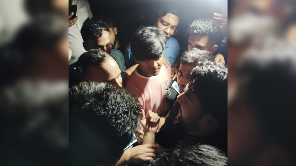 ধানমন্ডি ৩২ নম্বরে শিবির নেতা, ছাত্রলীগ সন্দেহে মারধর করল ছাত্রদল