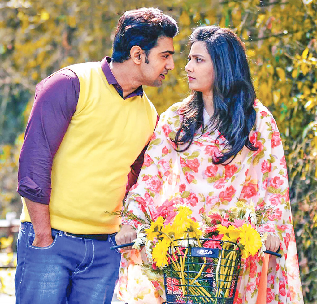‘ধূমকেতু’ সিনেমায় দেব ও শুভশ্রী। ছবি: সংগৃহীত