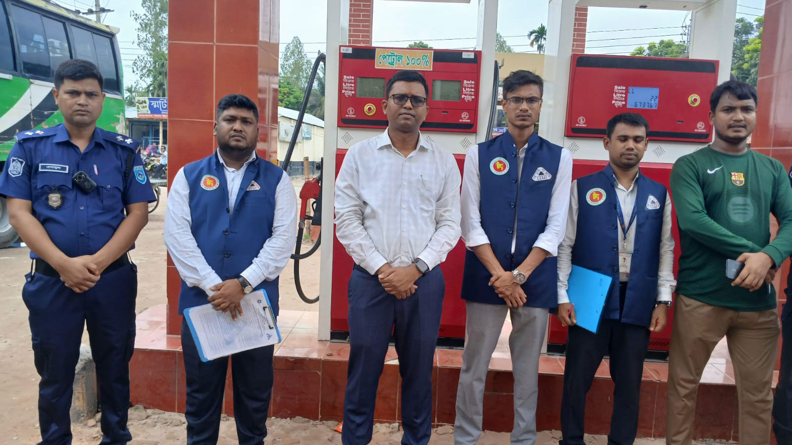ডিমলায় পরিমাপে তেল কম দেওয়ায় ফিলিং স্টেশনকে অর্থদণ্ড