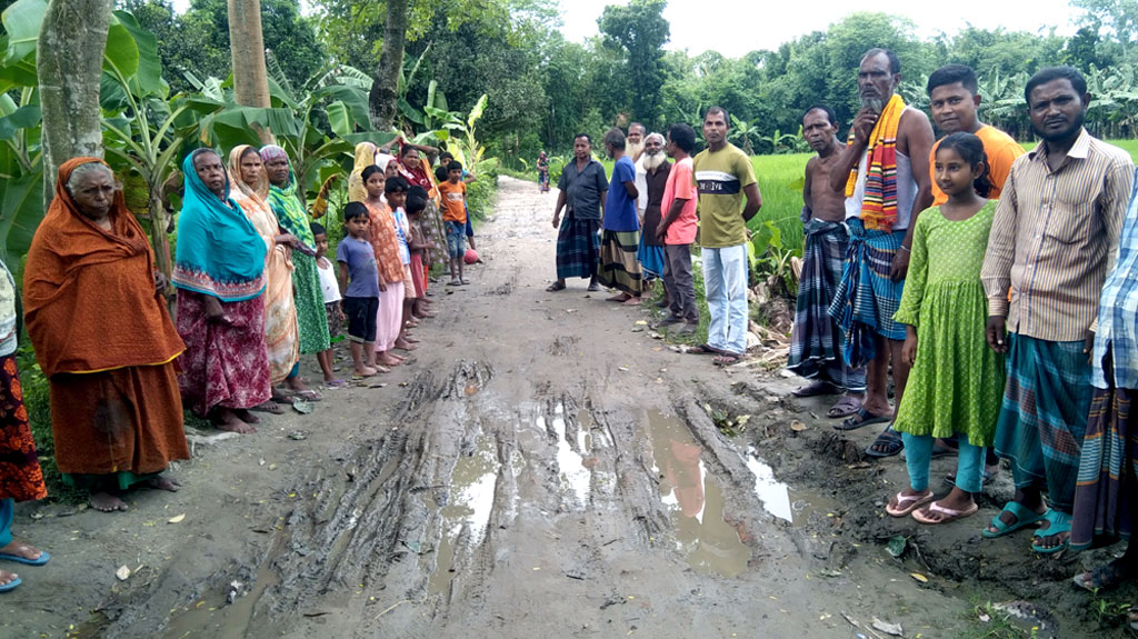 দিনাজপুরে আশ্রয়ণ প্রকল্পের সমস্যা নিরসনের দাবিতে বিক্ষোভ