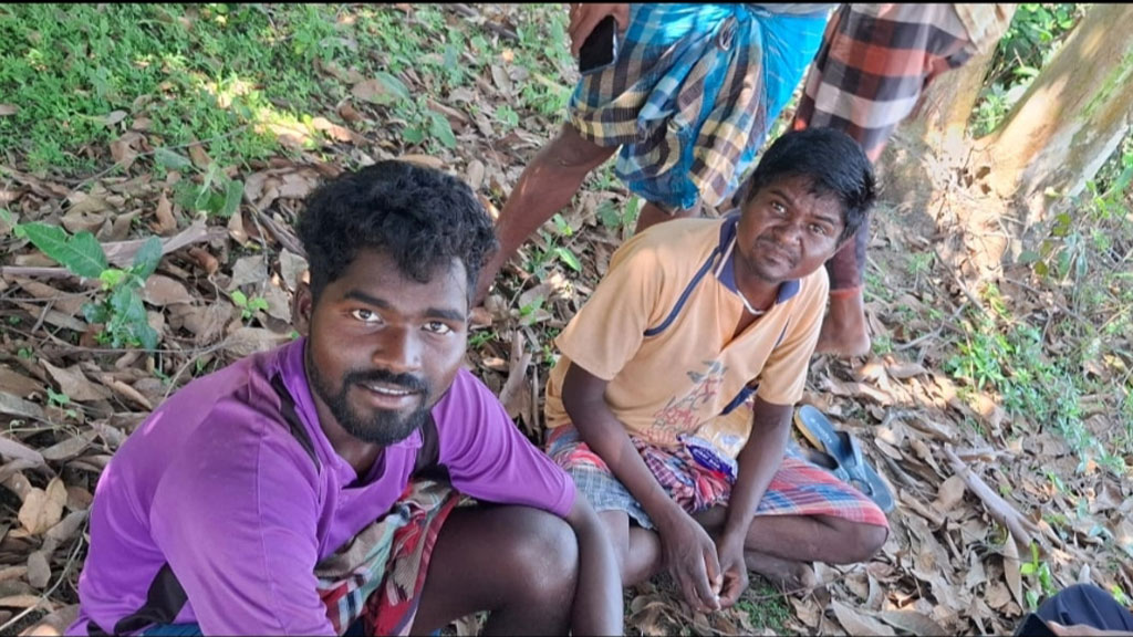 দিনাজপুর সীমান্তে দুই বাংলাদেশিকে ধরে নিয়ে গেছে বিএসএফ
