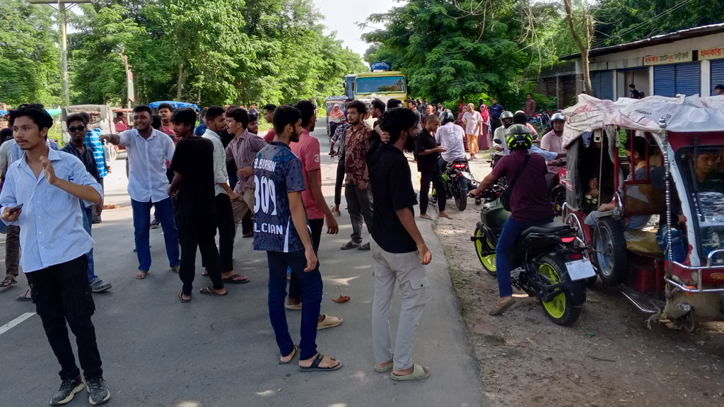 দিনাজপুরে শিক্ষার্থীদের মহাসড়ক অবরোধ প্রত্যাহার