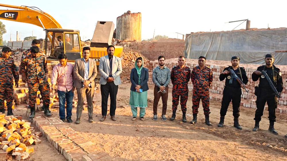 দিনাজপুরে তিন অবৈধ ইটভাটায় অভিযান