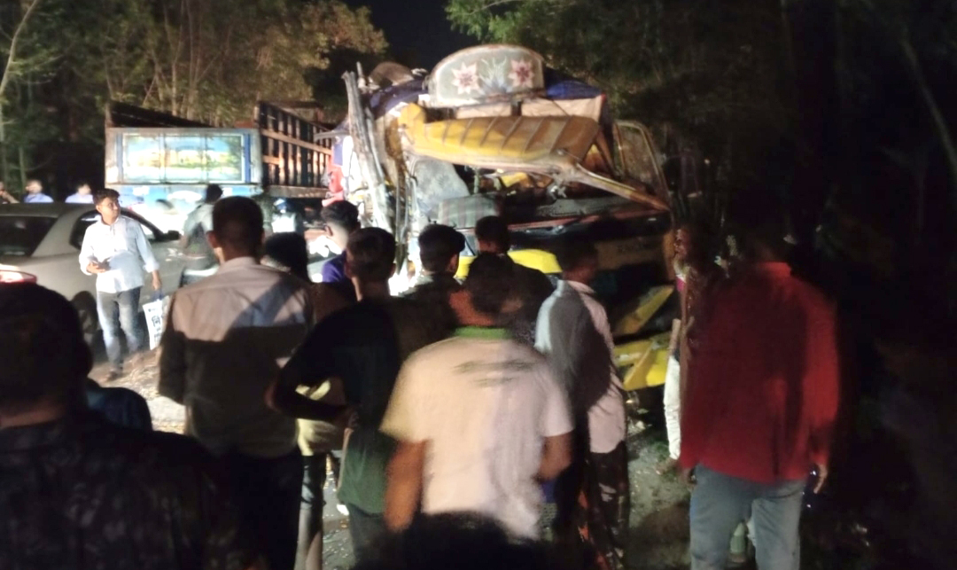 দিনাজপুরে বাস-ট্রাকের মুখোমুখি সংঘর্ষে নারী নিহত, আহত ১০