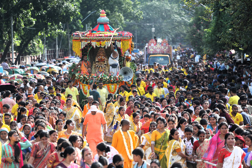উল্টো রথ টানার মধ্য দিয়ে আজ শনিবার সম্পন্ন হয়েছে সনাতন ধর্মাবলম্বীদের অন্যতম ধর্মীয় পর্ব শ্রীশ্রী জগন্নাথদেবের রথযাত্রা উৎসব। গত ২৭ জুন ৯ দিনব্যাপী রথযাত্রা উৎসব শুরু হয়। রাজধানীর দোয়েল চত্বর এলাকায় তোলা। ছবি: জাহিদুল ইসলাম