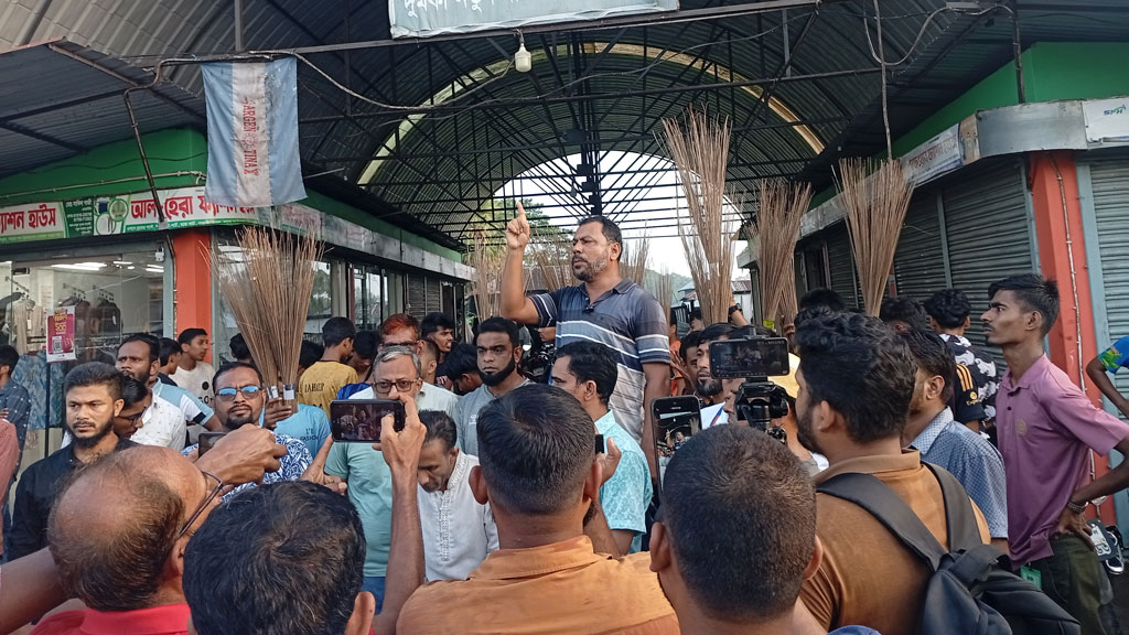 যুবদলের নেতা-কর্মীদের ঝাড়ুমিছিল