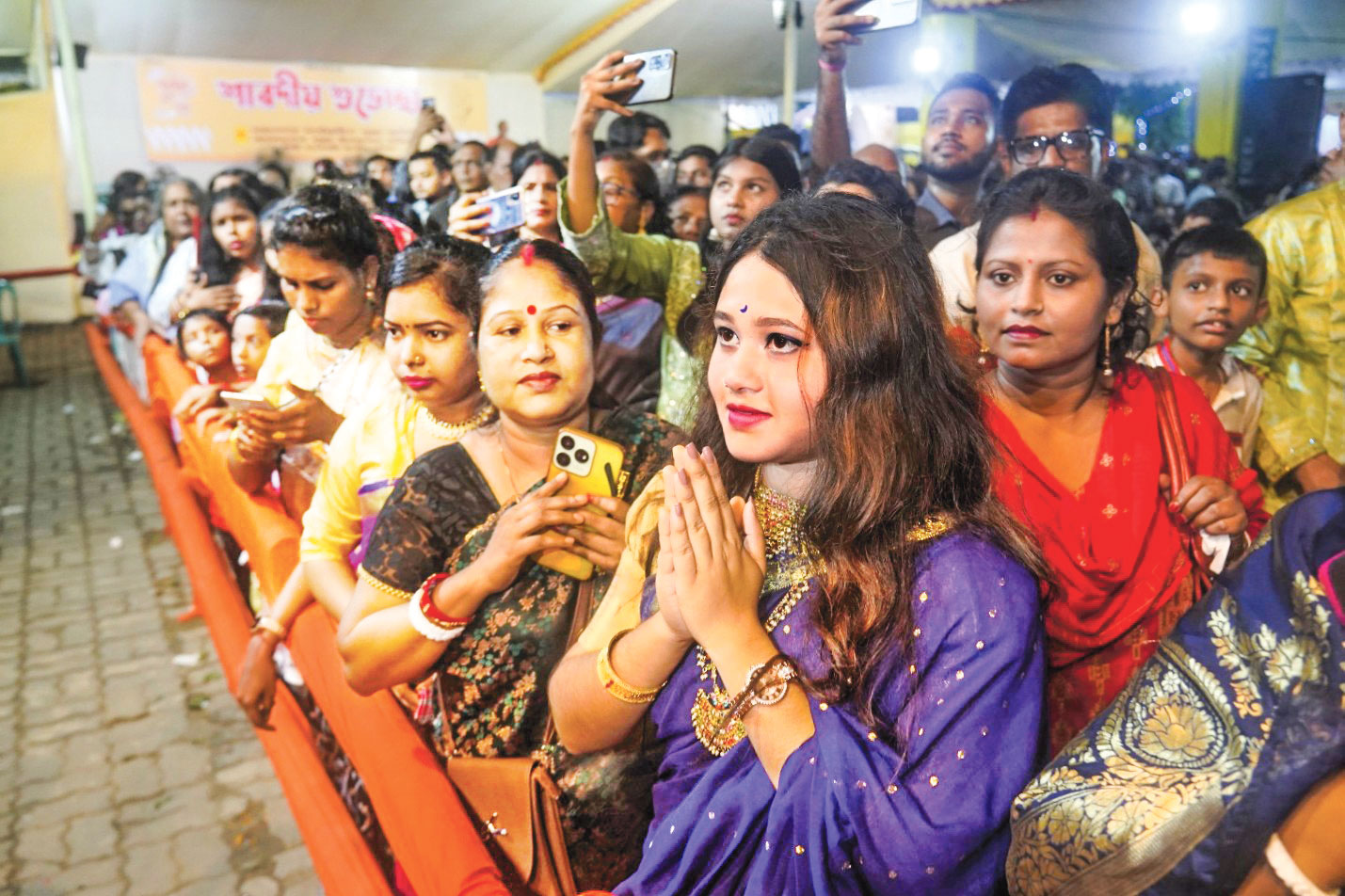 আজ বিজয়া দশমী বিসর্জনের মধ্য দিয়ে দেবীকে বিদায়