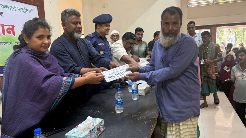বদলগাছীতে অসহায় ও দুস্থদের মাঝে আর্থিক সহায়তা প্রদান