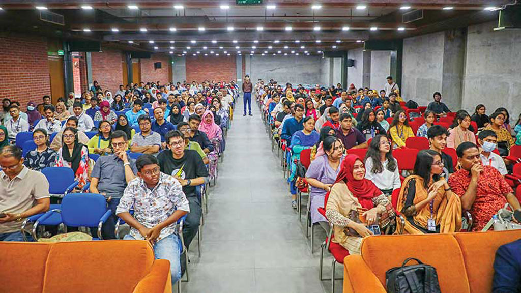 ইউআইইউতে ইংলিশ অলিম্পিয়াডের বাছাই পর্ব অনুষ্ঠিত