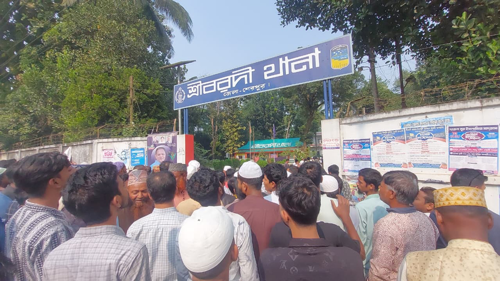 থানার গেটের সামনে জামায়াতের নেতা-কর্মীদের বিক্ষোভ