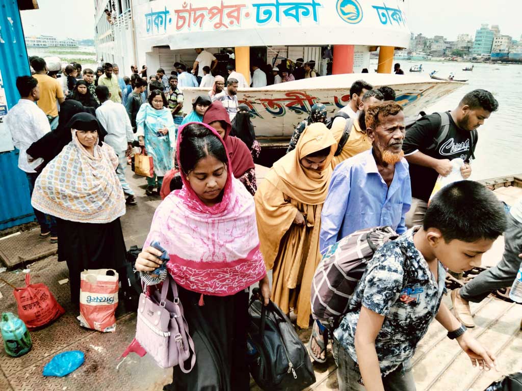 শহরের ব্যস্ত জীবন ছেড়ে গ্রামের বাড়িতে প্রিয়জনদের সঙ্গে ঈদ উদ্‌যাপন শেষে রাজধানীতে ফিরছে নগরবাসী। সদরঘাট লঞ্চ টার্মিনাল এলাকা থেকে তোলা। ছবি: আজকের পত্রিকা