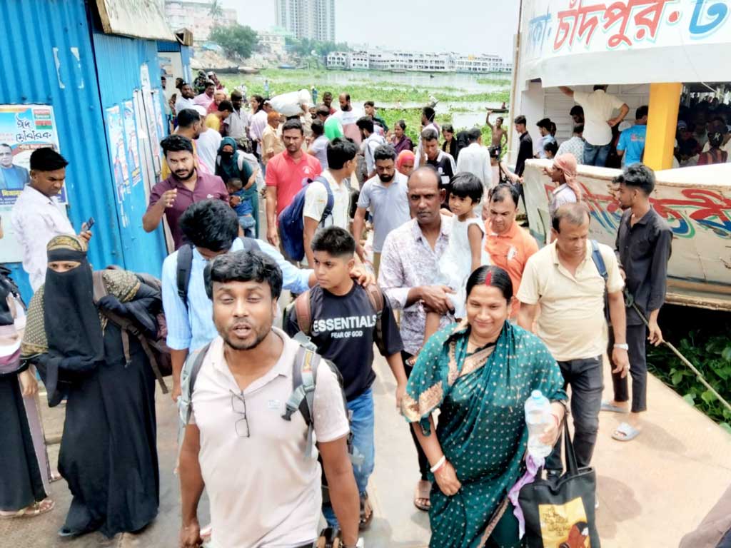 শহরের ব্যস্ত জীবন ছেড়ে গ্রামের বাড়িতে প্রিয়জনদের সঙ্গে ঈদ উদ্‌যাপন শেষে রাজধানীতে ফিরছে নগরবাসী। সদরঘাট লঞ্চ টার্মিনাল এলাকা থেকে তোলা। ছবি: আজকের পত্রিকা