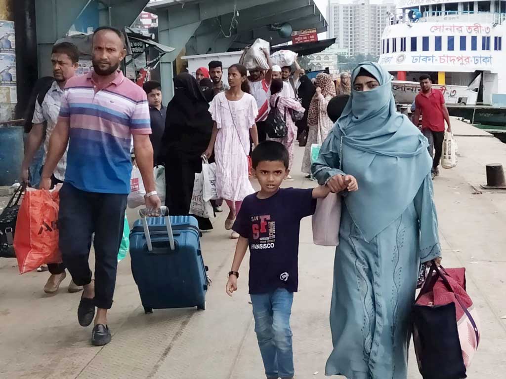 শহরের ব্যস্ত জীবন ছেড়ে গ্রামের বাড়িতে প্রিয়জনদের সঙ্গে ঈদ উদ্‌যাপন শেষে রাজধানীতে ফিরছে নগরবাসী। সদরঘাট লঞ্চ টার্মিনাল এলাকা থেকে তোলা। ছবি: আজকের পত্রিকা