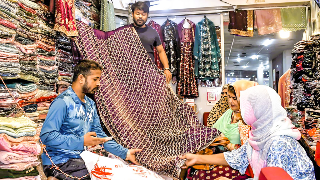 রাজধানীর ঈদ বাজার: সীমিত বাজেটে পরিবারের 
সদস্যদের ঈদের খুশি