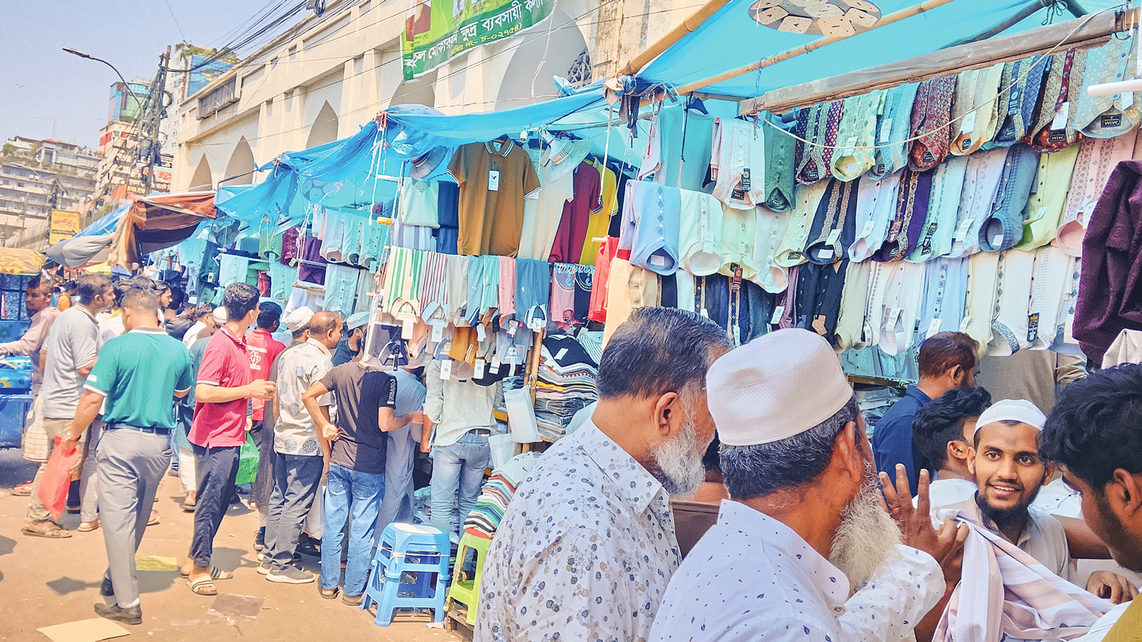 শেষ সময়ে পাঞ্জাবির দোকানে ক্রেতাদের উপচে পড়া ভিড়