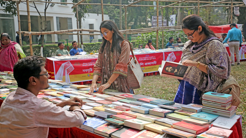 বাংলা একাডেমিতে প্রতীকী বইমেলা অনুষ্ঠিত